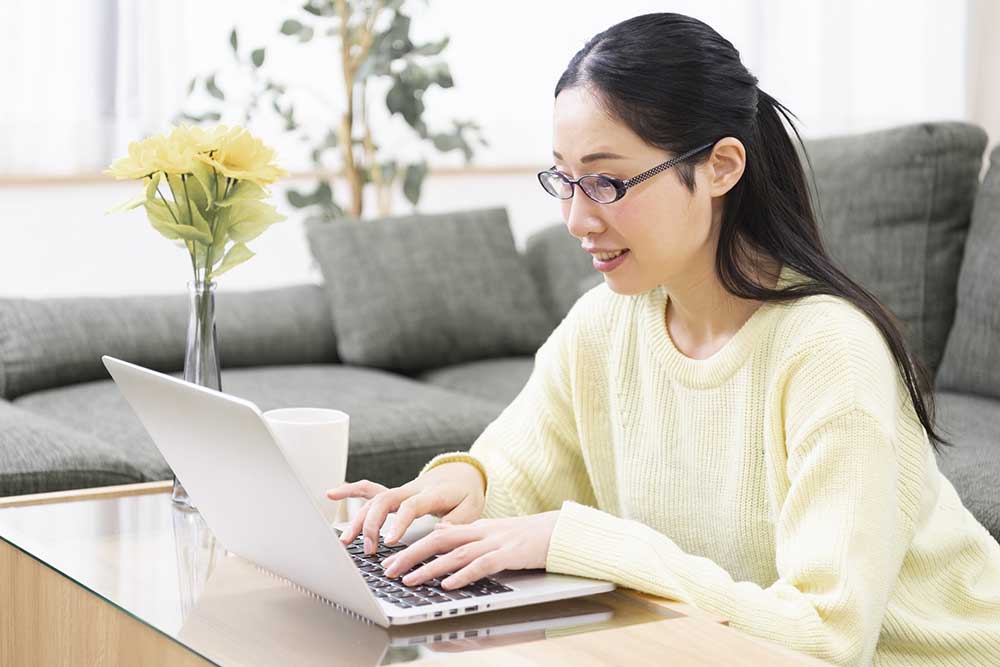 UNSTANDARD小野田のサイトを見る女性