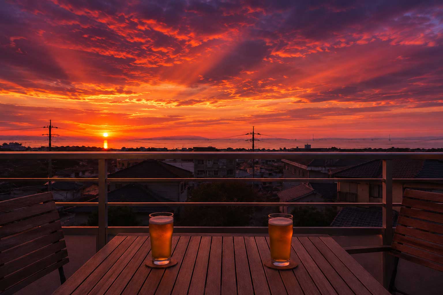 バルコニーから夕陽と海を望むイメージ